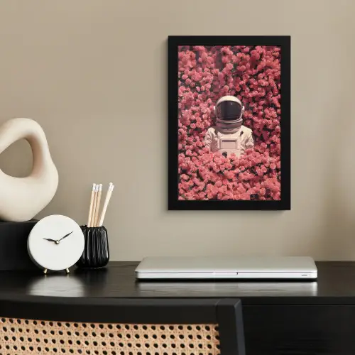 Bloemen - Roze - Astronaut fotolijst zwart zonder passe partout klein -sfeer1