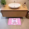 More coffee - Roze - Paars - Strepen - Mok Badmat klein -sfeer1
