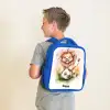 Speelse leeuw met voetbal op grasveld Kinderrugzak - Blauw middel -sfeer2