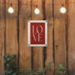 Love - Rood - Minimalistisch tuinposter los doek klein -sfeer1