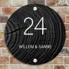 Zwarte houten nerf - Klassiek Naambord Rond klein -sfeer2