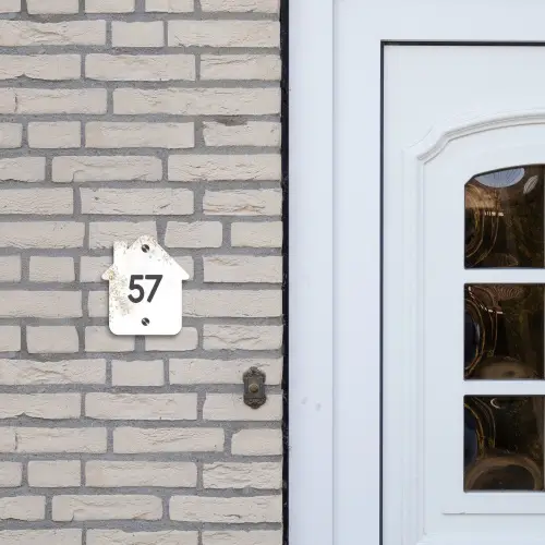 Wit met bloementakjes - Traditioneel Naambord Huisje klein -sfeer1