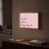 Fuck what they think - Roze - Minimalistisch Light Box met batterij (Wandlamp) middel -sfeer1
