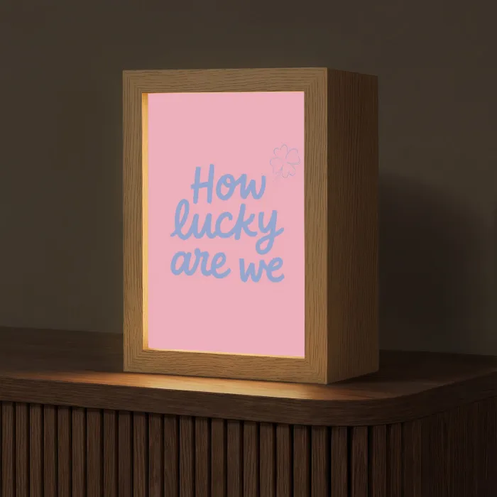 How lucky are we - Klavervier - Roze - Blauw Light Box met kabel (Tafellamp) klein -z3d_website