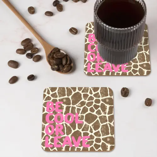 Tekst - Be cool or leave - Roze - Giraffenprint onderzetter kurk middel -sfeer2