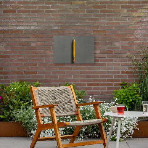 Potlood - Schilderij - Geel Tuinposter op houten frame 2 cm dik klein -sfeer3
