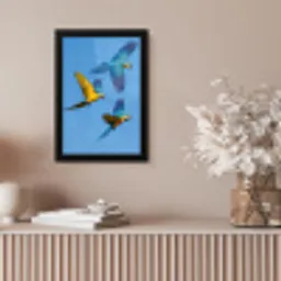 Papagaai - Vliegen - Blauw - Geel fotolijst zwart zonder passe partout klein -sfeer5