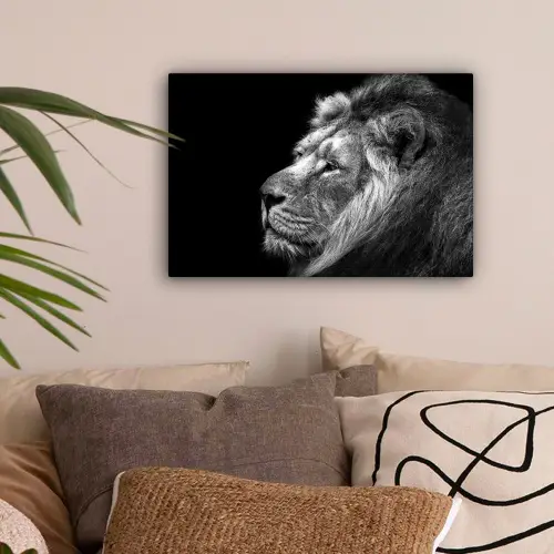 Leeuw tegen zwarte achtergrond in zwart-wit canvas 2cm klein -sfeer1