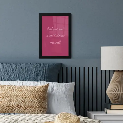 eat me out don't stress me out - Roze - Minimalistisch fotolijst zwart zonder passe partout klein -sfeer3