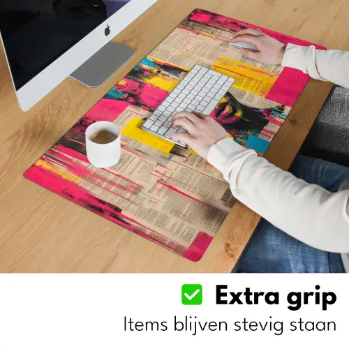 Vrouwengezicht - Krantenpapier - Abstract - Roze Muismat XXL klein -sfeer3