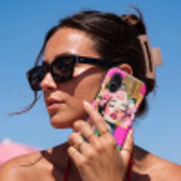 Bloemenkroon - Goud - Vrouw - Portret Toughcase MagSafe Apple iPhone 17 klein -Sfeer2V