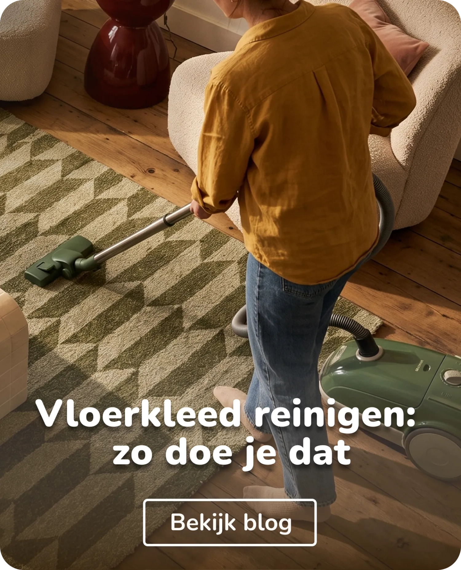 vrouw die vloerkleed schoonmaakt
