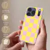 Schaakbord patroon - Geel - Roze - Blokjes Telefoonhoesje iPhone 17 Pro klein -sfeer3_NL