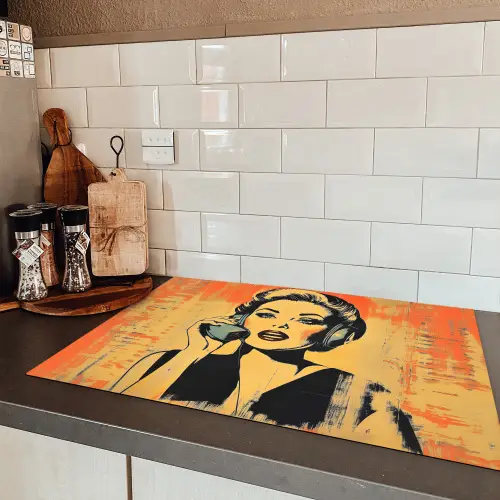Retro - Vrouw - Koptelefoon - Oranje Inductie beschermer vinyl 3mm klein -sfeer3