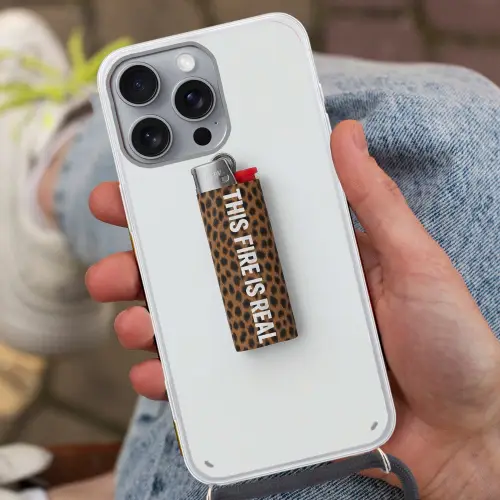 Aansteker - Quote - Panterprint Hoesje iPhone 16 Pro Max met koord klein -sfeer3