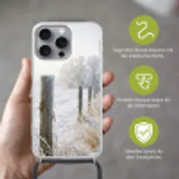 Hek - Sneeuw - Mist - Platteland - Nostalgisch Hoesje iPhone 16 Pro Max met koord klein -sfeer2_DE