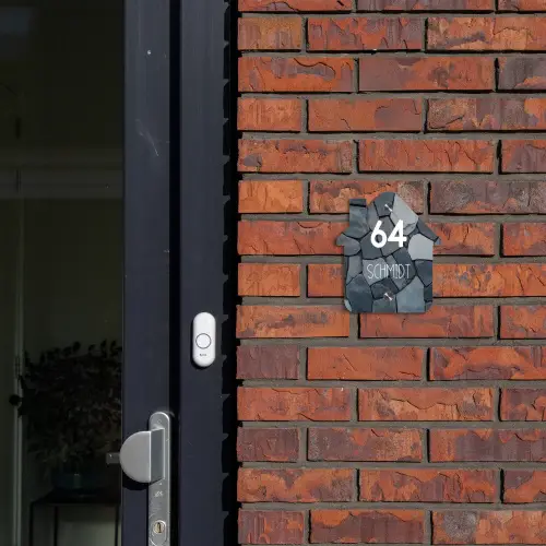 Donkergrijze stenen - Modern Naambord Huisje klein -sfeer2