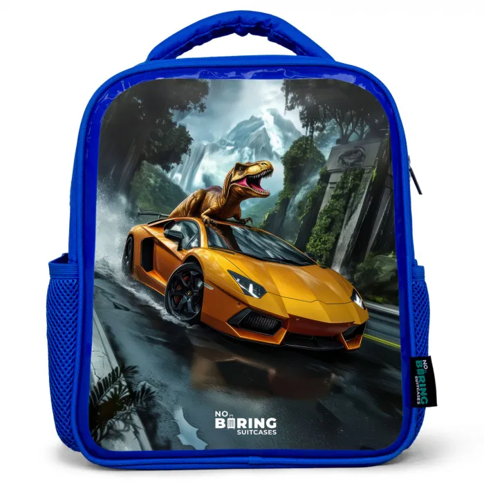 T-Rex op oranje sportauto in regenachtig woud Kinderrugzak - Blauw middel -3d