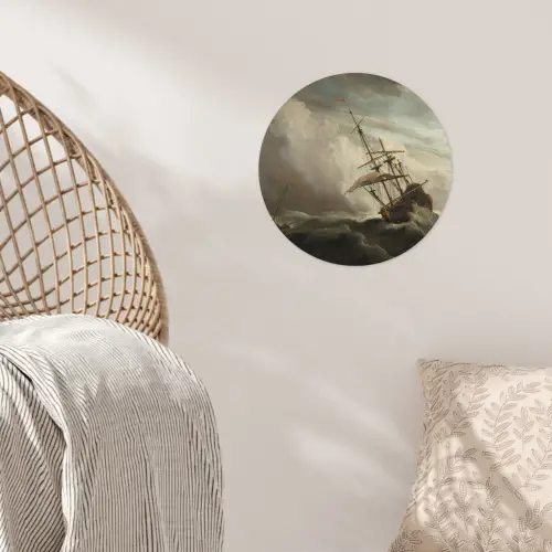 Een schip in volle zee bij vliegende storm - Schilderij van Willem van de Velde Wandcirkel behangsticker klein -sfeer4