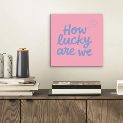 How lucky are we - Klavervier - Roze - Blauw aluminium wit klein -sfeer1
