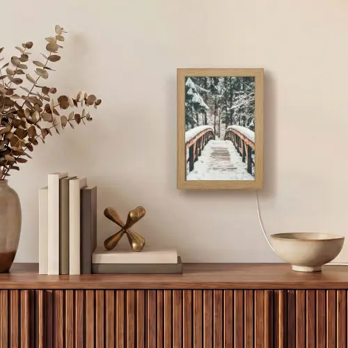 Brug - Winterlandschap - Bos - Natuur - Sneeuw Light Box met kabel (Tafellamp) klein -sfeer2