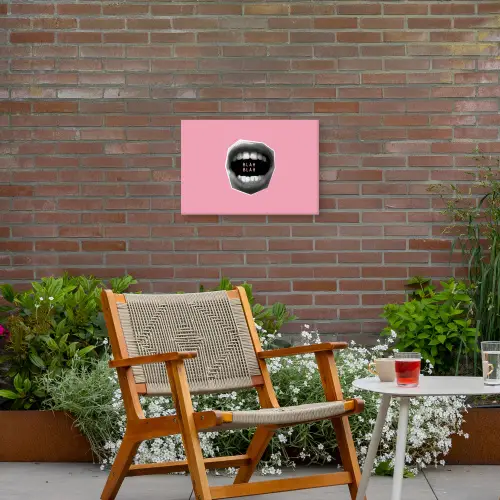 Mond - BLAH BLAH - Roze Tuinposter op houten frame 2 cm dik klein -sfeer3