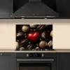 Macarons - Rood - Hart keuken achterwand spatscherm klein -sfeer1
