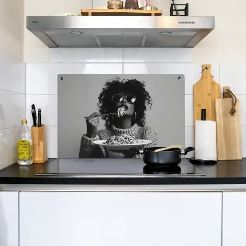 Vrouw - Pasta - Zwart - Wit Inductie beschemer met haakjes klein -sfeer2