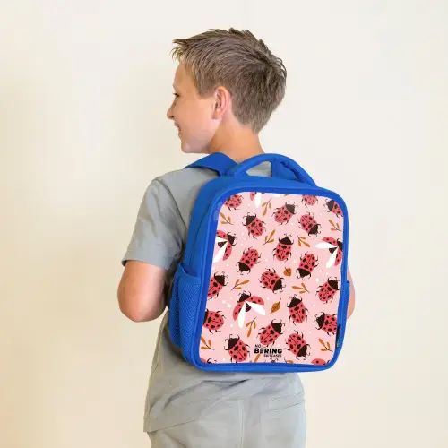 Rode lieveheersbeestjes op roze achtergrond Kinderrugzak - Blauw middel -sfeer2