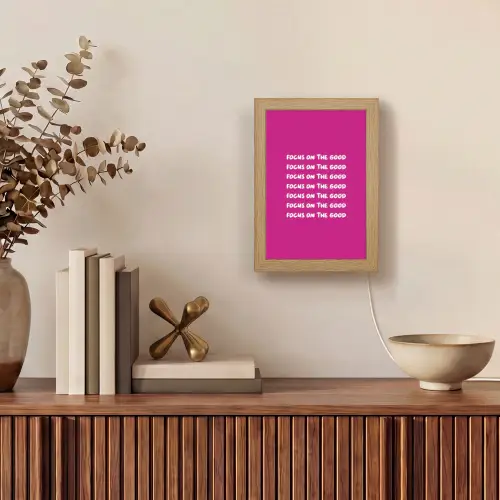 Focus on the good - Roze - wit Light Box met kabel (Tafellamp) klein -sfeer2