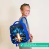 Ruimteraket stijgt op in nachtelijk lichtspektakel Kinderrugzak - Blauw middel -sfeer3_NL