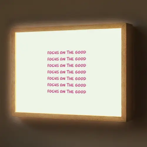 Focus on the good - Roze Light Box met batterij (Wandlamp) middel -z3d_website