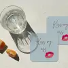 Kiss my ass - Lip - Blauw onderzetter kurk middel -sfeer4