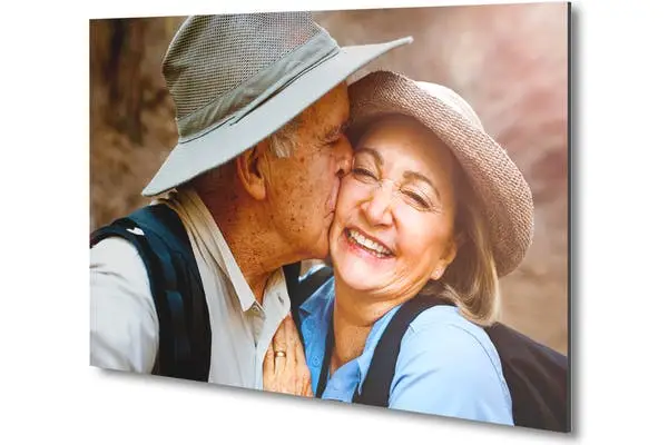 Selfie met telefoon gemaakt op aluminium