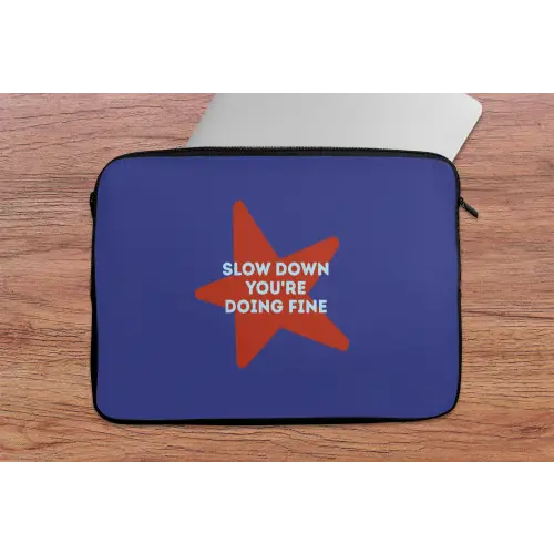 Slow down you're doing fine - Ster - Blauw laptophoes neopreen klein -tafel