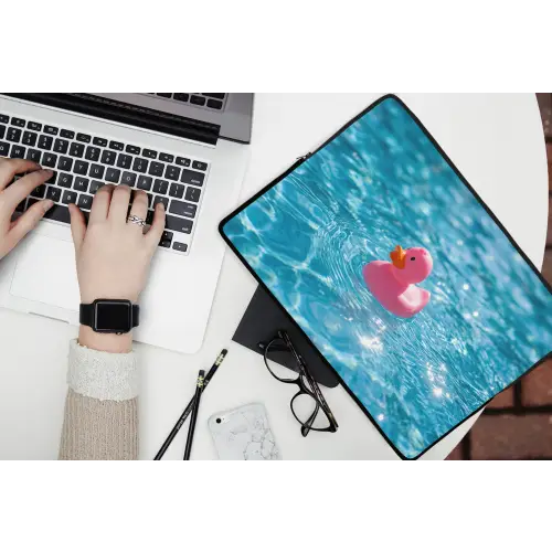 Badeend - Dobberend - Roze laptophoes neopreen klein -bureau