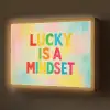 Quote - Lucky - Regenboogkleuren Light Box met batterij (Wandlamp) middel -z3d_website