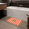 Strepen - Oranje - Verticaal - Ciao bella Badmat klein -sfeer3