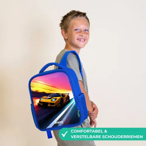 Gele raceauto bij kleurrijke zonsondergang Kinderrugzak - Blauw middel -sfeer3_NL