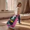 T-Rex op oranje sportauto in regenachtig woud Kinderkoffer - Roze klein -sfeer1