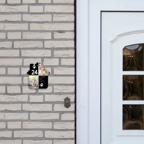 Familieportret met pootafdrukken zwart - Klassiek Naambord Huisje klein -sfeer1