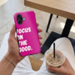 Focus on the good - Roze - Simple Toughcase MagSafe Apple iPhone 17 klein -Sfeer1M