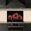 Aardbeien - Fruit - Rood - Water - Zwart keuken achterwand spatscherm klein -sfeer1