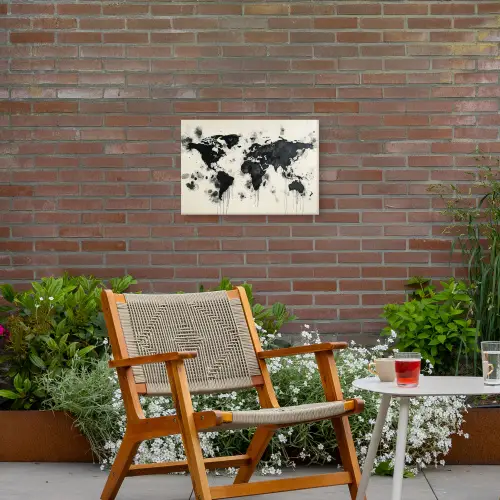 Wereldkaart - Zwart - Inkt Tuinposter op houten frame 2 cm dik klein -sfeer3