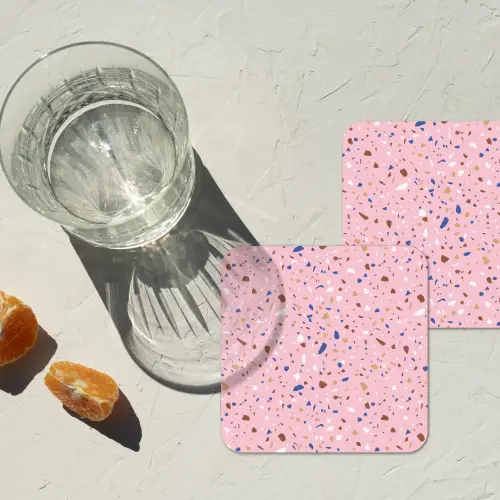 Terrazzo -  Patroon - Kleurrijk - Roze onderzetter kurk middel 366 -sfeer4