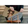 Vrouw - Beige - Bloem - Modern - Portret laptophoes neopreen klein -tas
