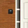 Zwarte houten nerf - Modern Naambord Vierkant klein -sfeer3-XS