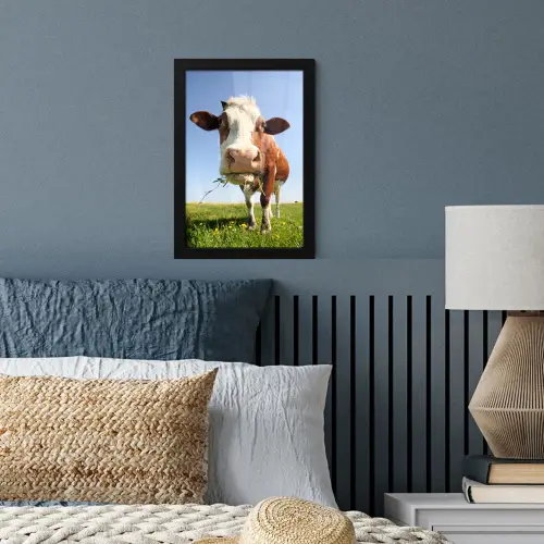 Koe - Dieren - Bloemen - Gras fotolijst zwart zonder passe partout klein -sfeer3