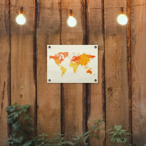 Wereldkaart - Oranje - Kleurrijk tuinposter los doek klein -sfeer1