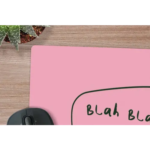 Tekstwolkje - BLAH BLAH BLAH - Roze muismat rubber klein -closeup